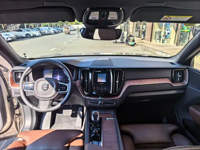 Volvo XC60 — Фото автомобиля 4