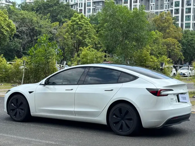 Tesla Model 3 — Фото автомобиля 15