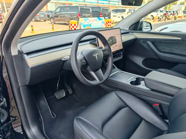 Tesla Model Y — Фото автомобиля 6