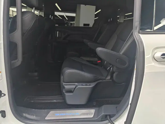 Toyota Sienna — Фото автомобиля 15