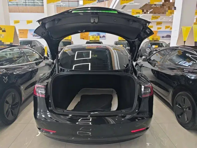 Tesla Model 3 — Фото автомобиля 18