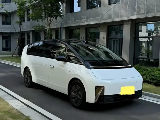 Li Auto MEGA — Фото автомобиля 4