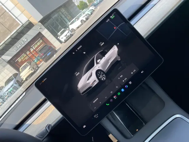 Tesla Model Y — Фото автомобиля 10
