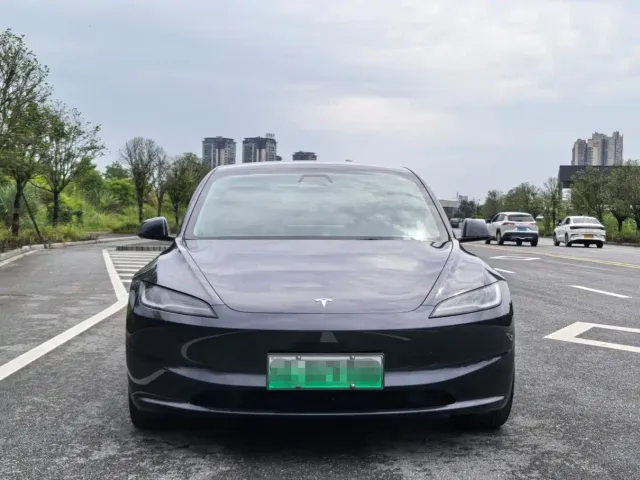 Tesla Model 3 — Фото автомобиля 2