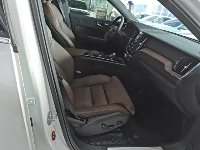 Volvo XC60 — Фото автомобиля 24