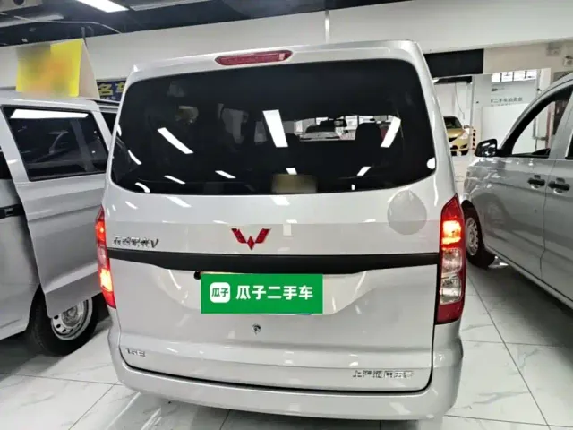 Wuling Hongguang V — Фото автомобиля 5