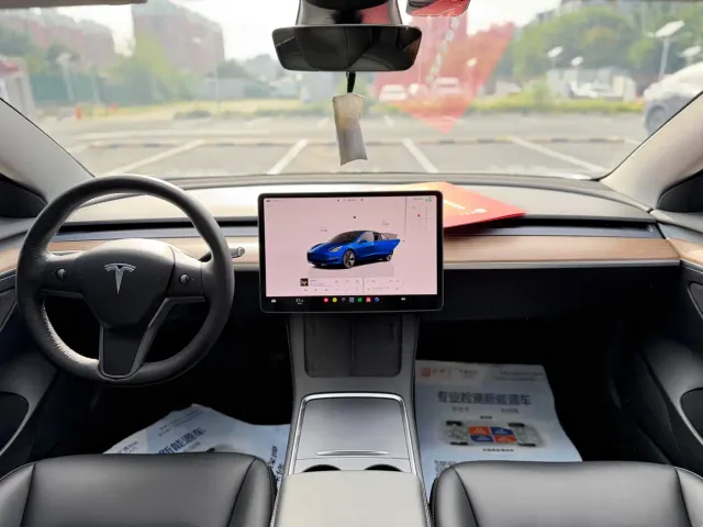 Tesla Model 3 — Фото автомобиля 8