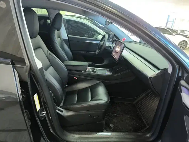 Tesla Model Y — Фото автомобиля 24