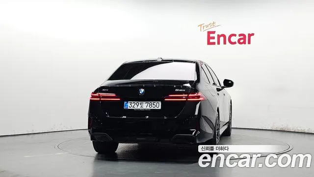 BMW 5-Series 5 серия (G60) 530i xDrive M Sport Pro Special Edition — Фото автомобиля 4