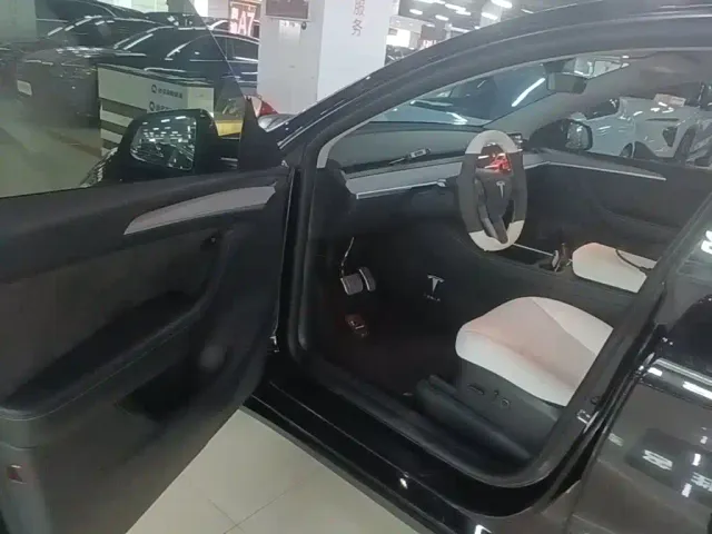 Tesla Model Y — Фото автомобиля 15