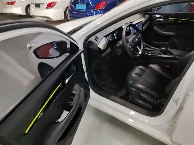 Roewe i5 — Фото автомобиля 15