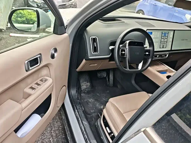 Li Auto L9 — Фото автомобиля 15