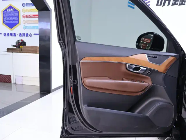 Volvo XC90 — Фото автомобиля 18