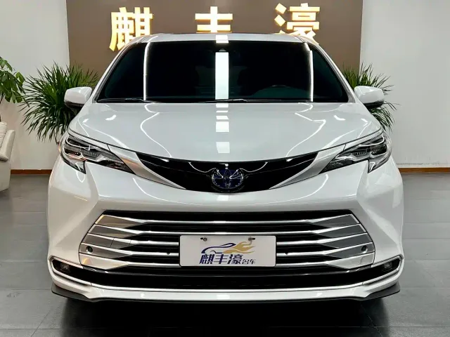 Toyota Sienna — Фото автомобиля 2