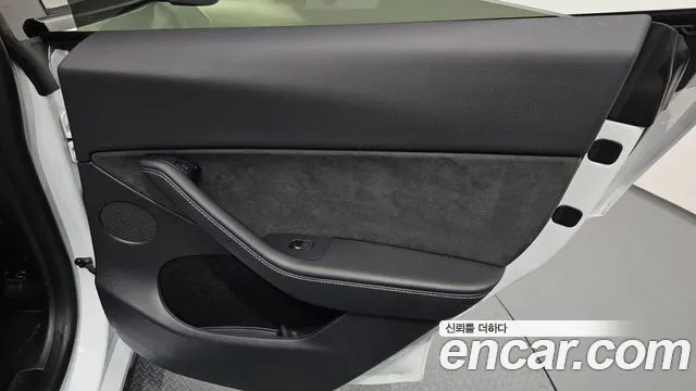 Tesla Model Y — Фото автомобиля 13
