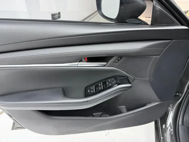 Mazda Axela — Фото автомобиля 11