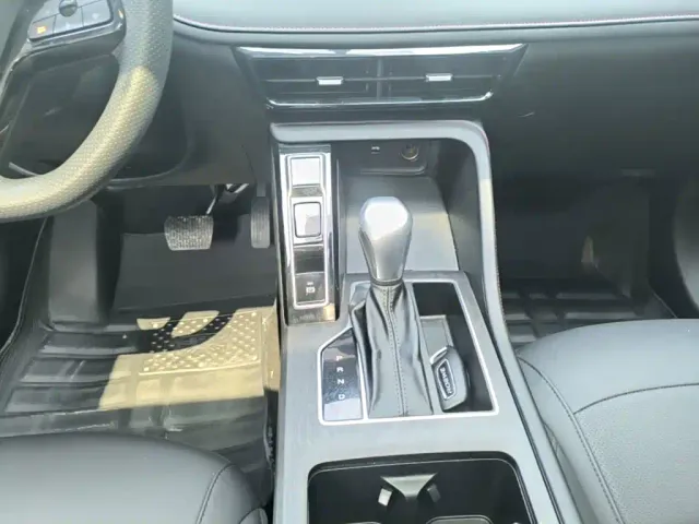 Roewe Roewe i5 2023 1.5L CVT Luxury Edition — Фото автомобиля 13