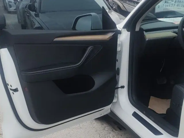 Tesla Model Y — Фото автомобиля 15