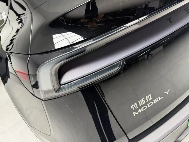 Tesla Model Y — Фото автомобиля 7