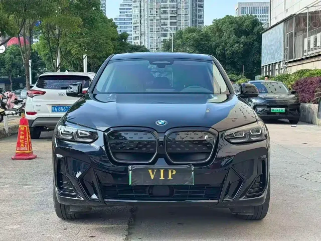 BMW iX3 — Фото автомобиля 2