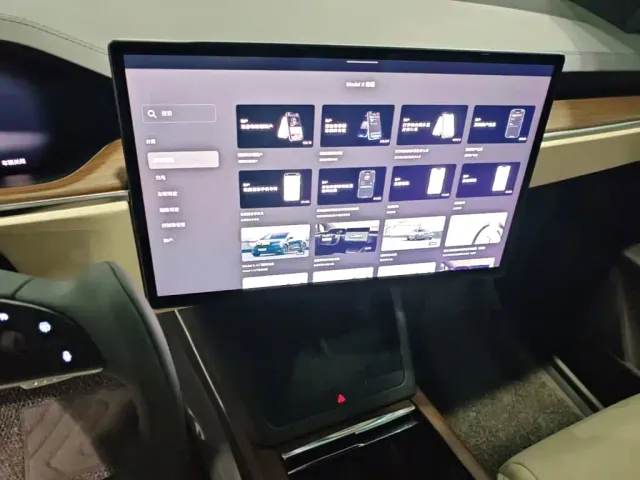 Tesla Model X — Фото автомобиля 12