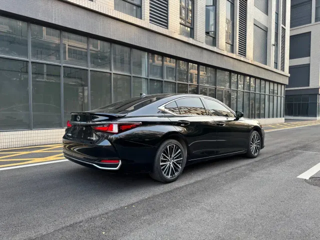 Lexus ES — Фото автомобиля 9