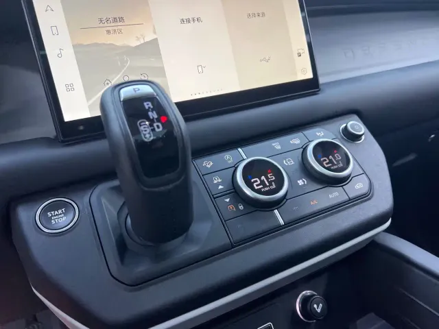 Land Rover Defender — Фото автомобиля 18
