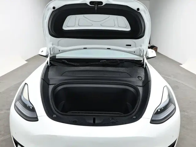 Tesla Model Y — Фото автомобиля 17