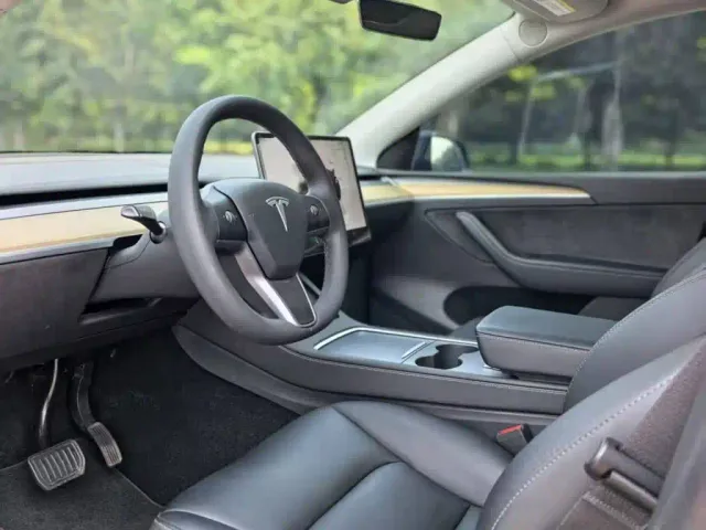 Tesla Model Y — Фото автомобиля 14