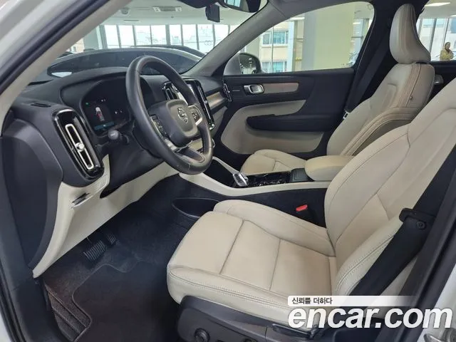 Volvo XC40 — Фото автомобиля 8