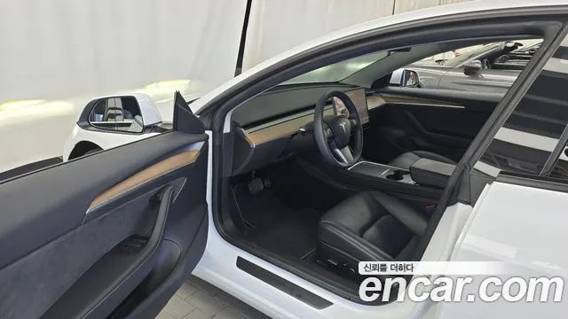 Tesla Model 3 — Фото автомобиля 15