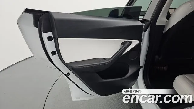 Tesla Model Y — Фото автомобиля 21