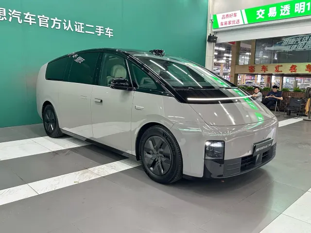 Li Auto MEGA — Фото автомобиля 15