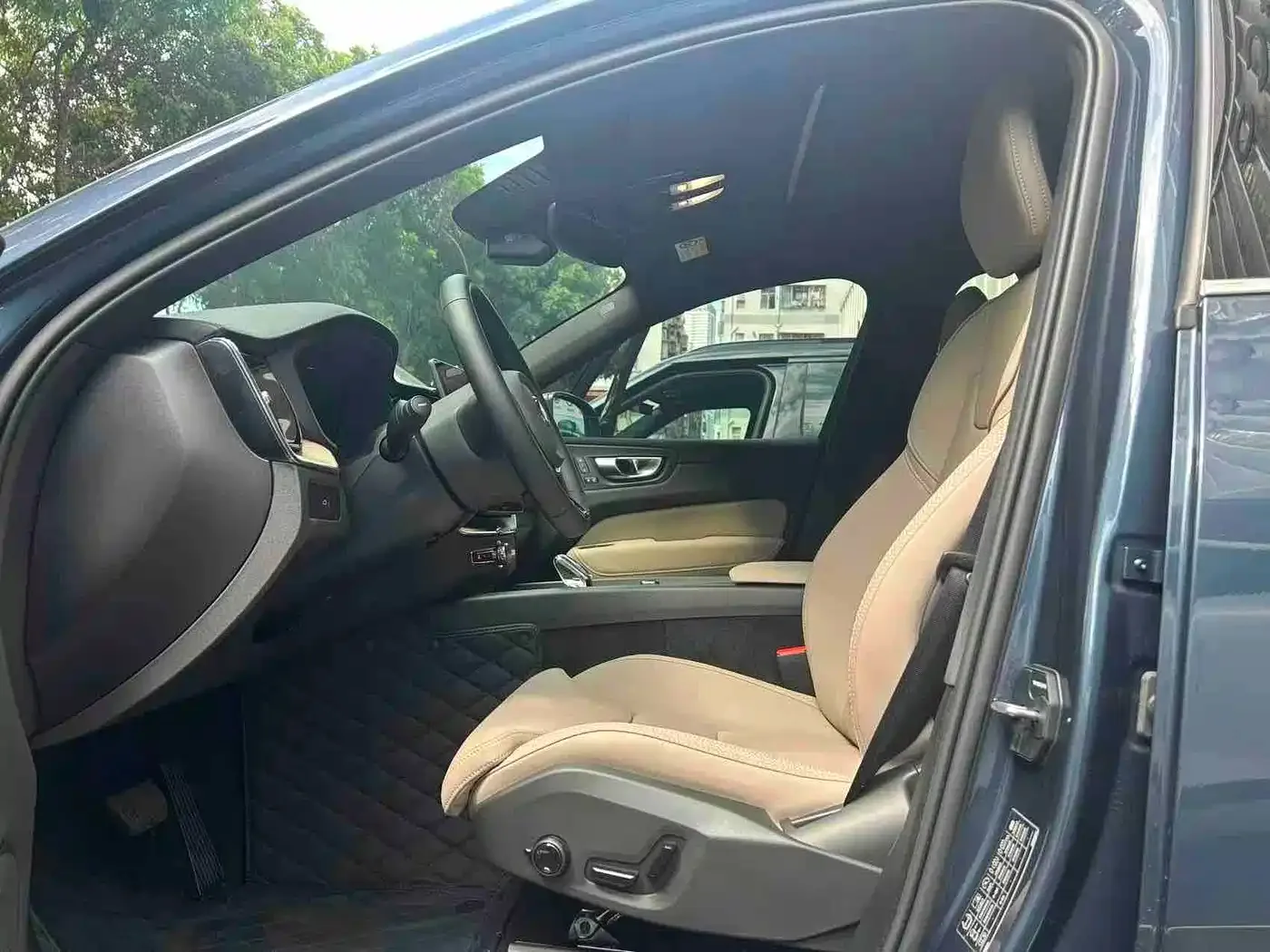 Volvo Volvo XC60 2026 Model B5 AWD Premium Luxury — Фото автомобиля 3