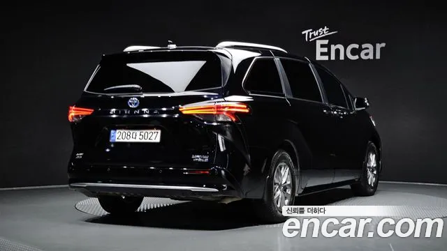 Toyota Sienna — Фото автомобиля 2