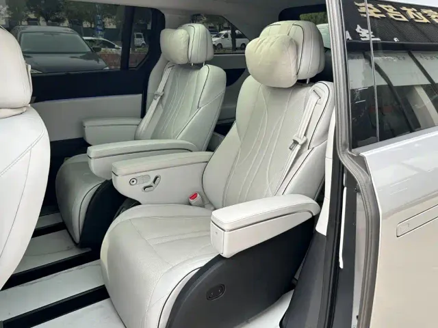 Xpeng X9 — Фото автомобиля 14