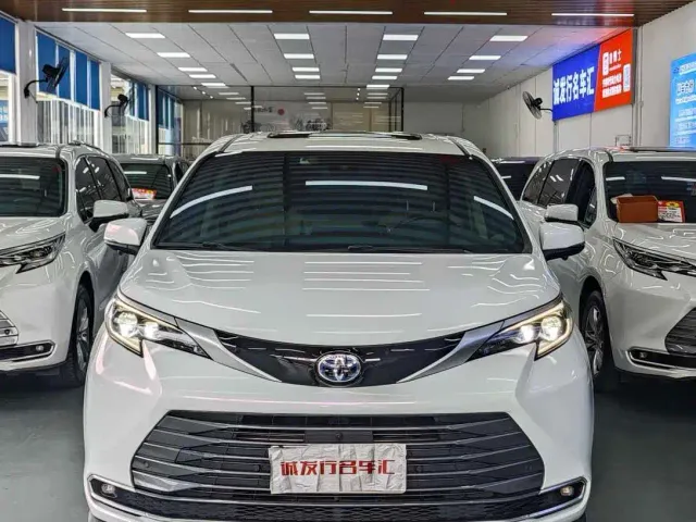 Toyota Sienna — Фото автомобиля 2