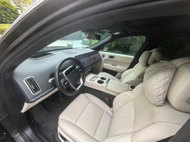 Li Auto L8 — Фото автомобиля 8