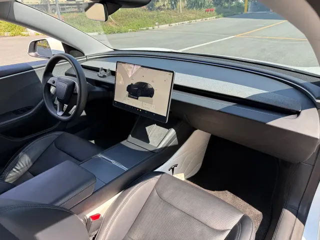 Tesla Model 3 — Фото автомобиля 13