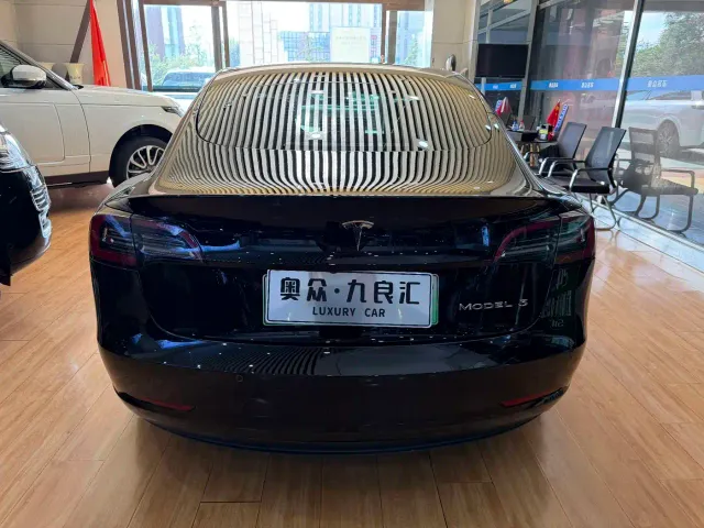 Tesla Model 3 — Фото автомобиля 11