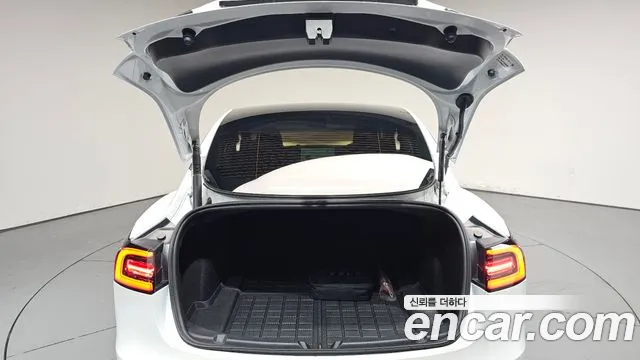 Tesla Model 3 — Фото автомобиля 29
