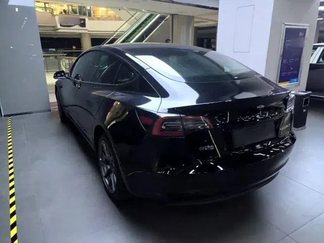 Tesla Model 3 — Фото автомобиля 4
