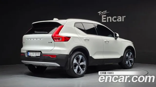Volvo XC40 — Фото автомобиля 2