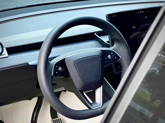 Tesla Model Y L 2025 Facelift Long Range AWD — Фото автомобиля 9