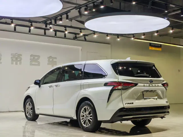 Toyota Sienna — Фото автомобиля 15
