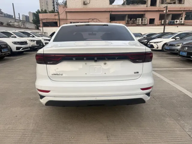 Geely Emgrand — Фото автомобиля 10