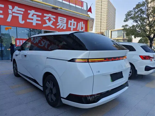 Xpeng X9 — Фото автомобиля 2