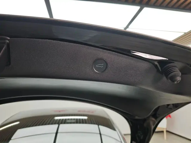 Tesla Model 3 — Фото автомобиля 10