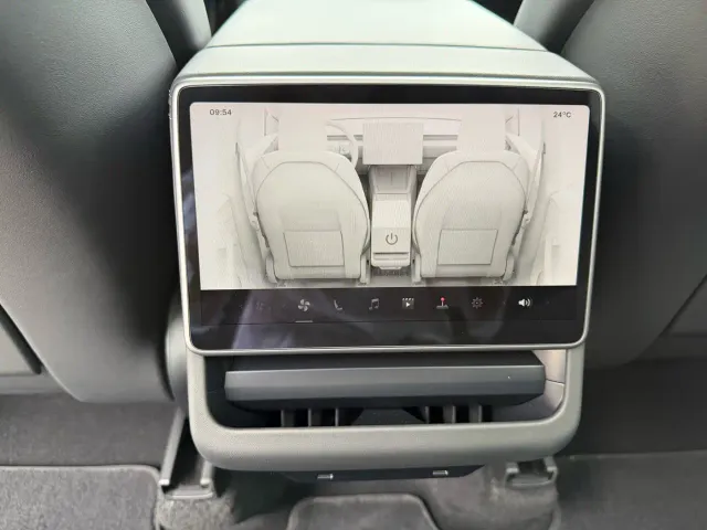 Tesla Model Y — Фото автомобиля 10