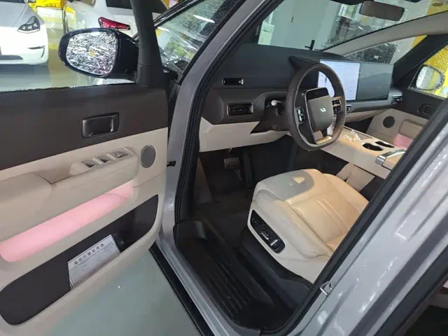 Li Auto MEGA — Фото автомобиля 15